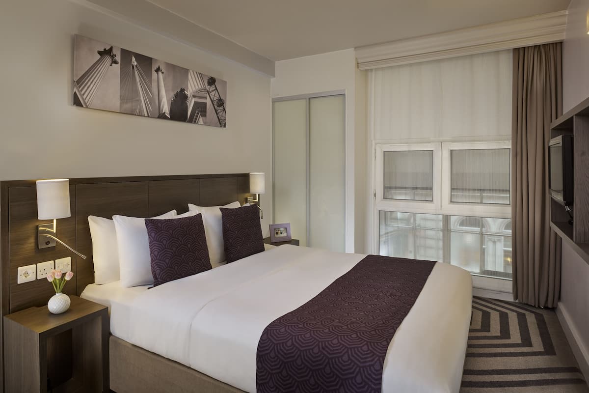 Egyptian cotton sheets, premium bedding, in-room safe, desk