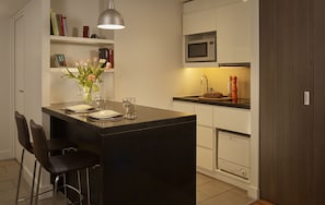 Studio | Private kitchenette | Fridge, microwave, stovetop, dishwasher - Citadines Trafalgar Square London (London)