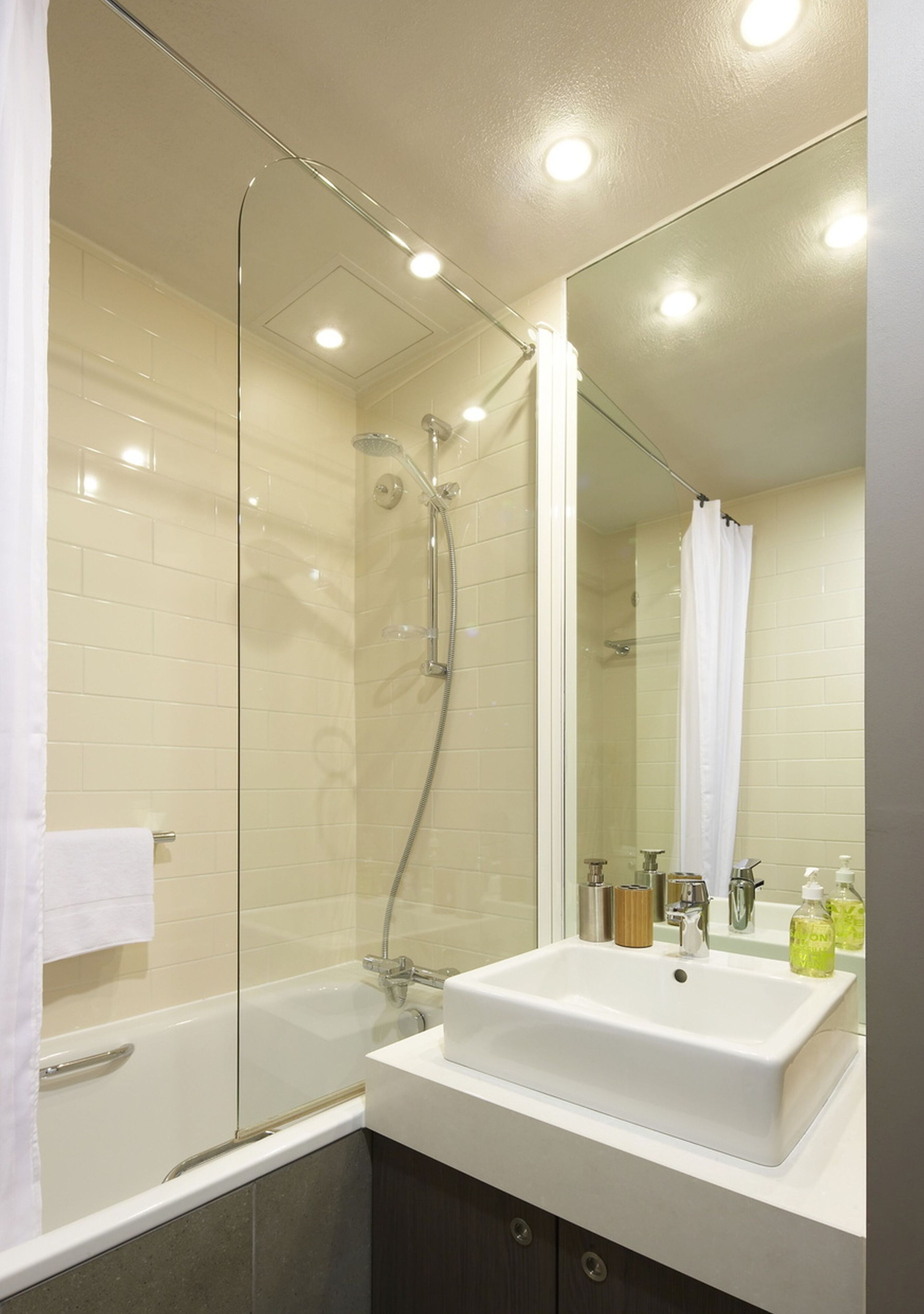 Combined shower/tub, deep soaking tub, free toiletries, hair dryer