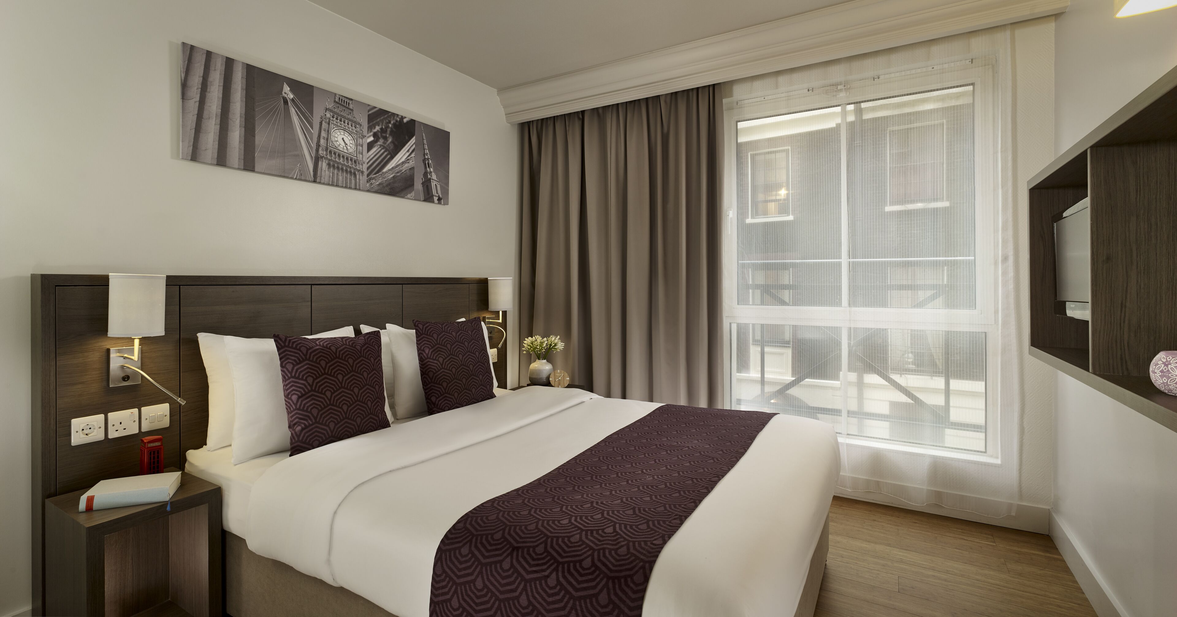 Egyptian cotton sheets, premium bedding, in-room safe, desk