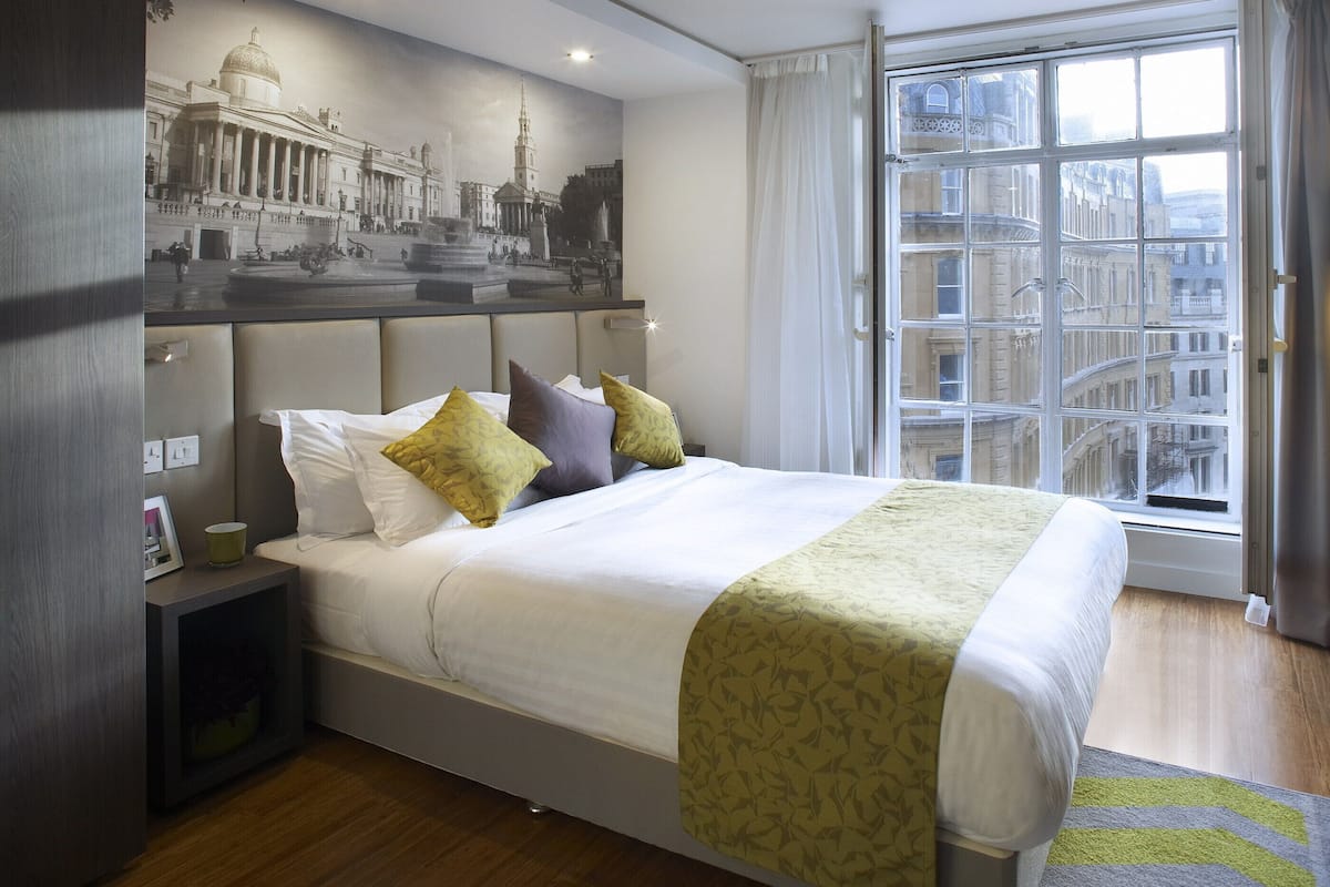 Egyptian cotton sheets, premium bedding, in-room safe, desk