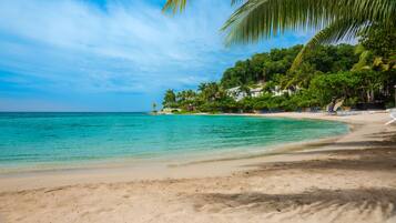 Plage privée, chaises longues, parasols, serviettes de plage