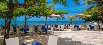 Round Hill Hotel And Villas