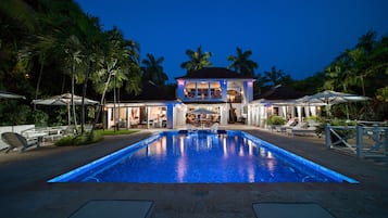 Signatur-villa - 4 soveværelser - privat pool | 2 soveværelser, pengeskab på værelset, skrivebord, strygejern/strygebræt