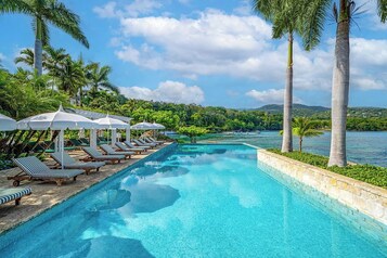 2 outdoor pools, pool umbrellas, sun loungers