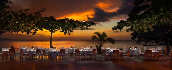 Breakfast, lunch, dinner served; international cuisine, beach views 