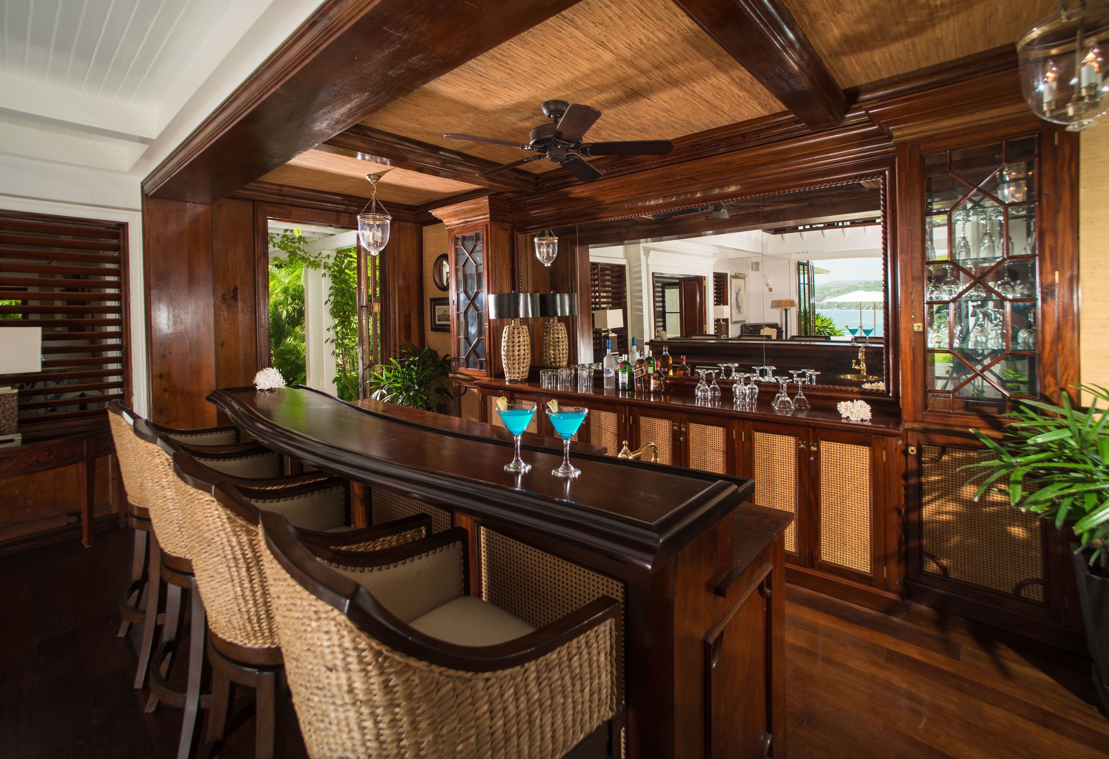 estate villa 5 bedroom | living area | ipod dock