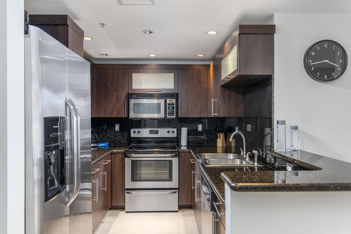 full-sized fridge, microwave, oven, stovetop