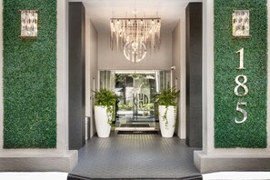 Property entrance - Fortune House Hotel Suites (Miami)