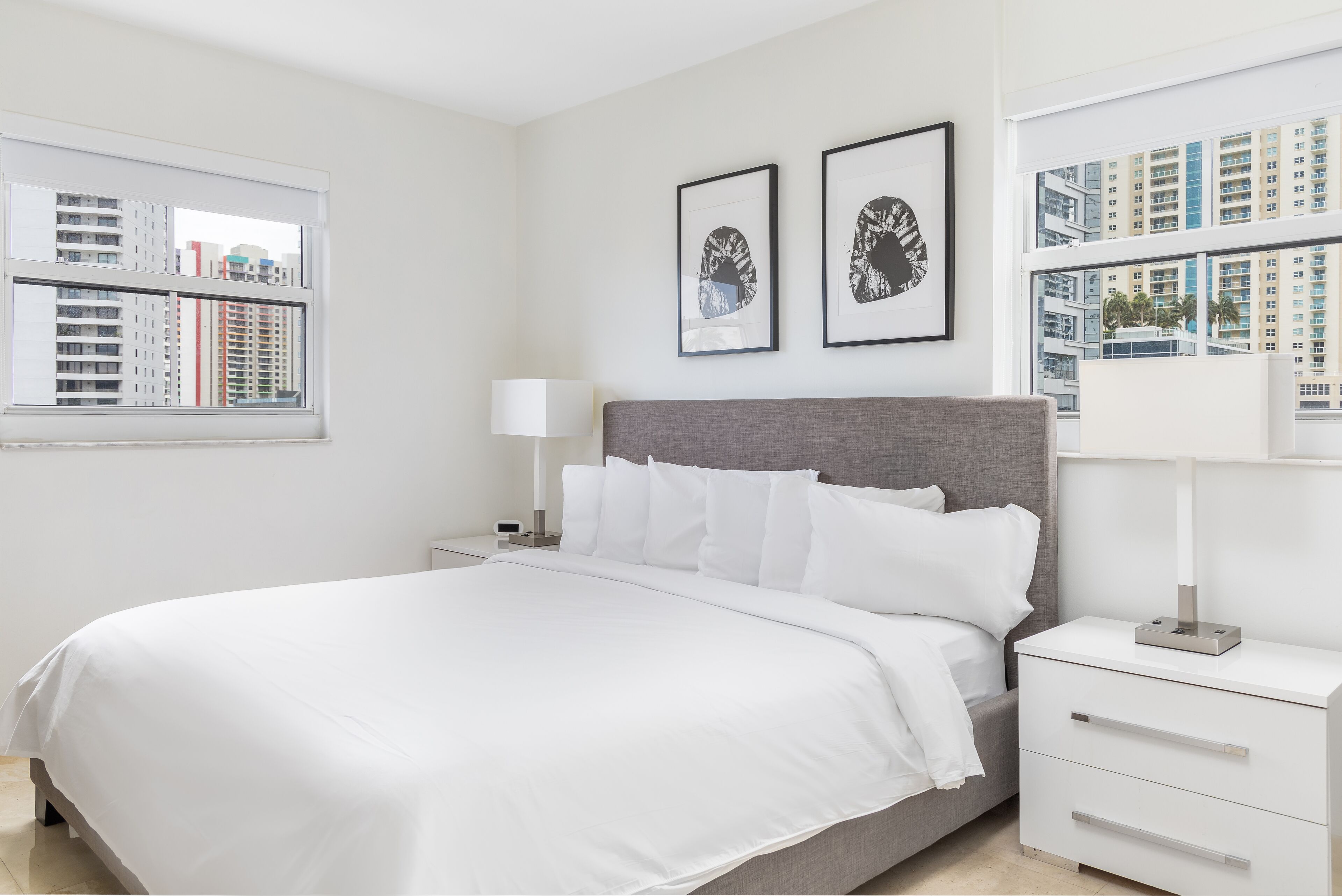 Caja de seguridad en la habitación y decoración personalizada 