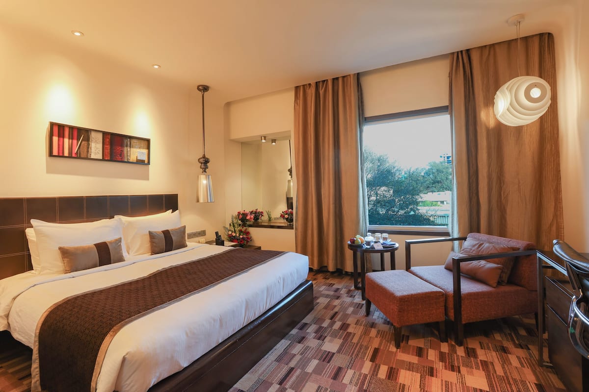 Superior-Zimmer, 1 King-Bett | Hochwertige Bettwaren, Betten mit Memory-Foam-Matratzen, Minibar