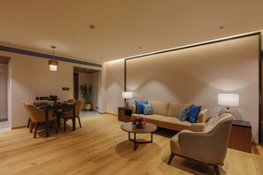 Suíte premium | Área de estar | TV LCD 32 polegadas com canais via satélite, TV