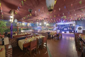 2 restaurantes; se sirven desayunos 