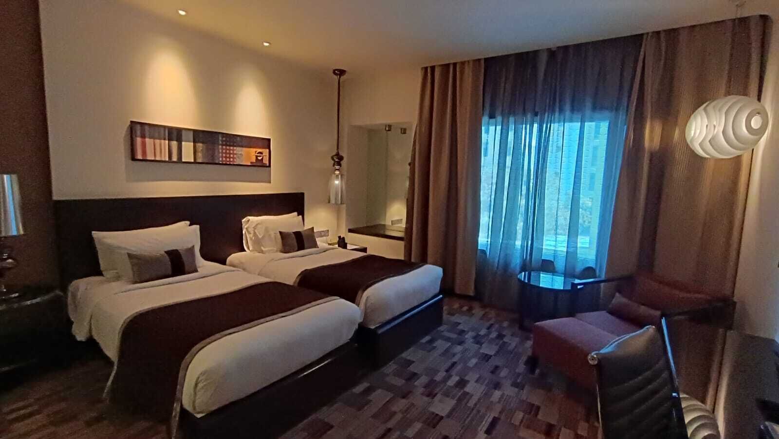 Kahden hengen deluxe-huone (kaksi sänkyä), 1 makuuhuone | Ylelliset vuodevaatteet, memory foam -patjalliset sängyt, minibaari