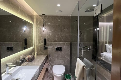 Superior Room, 1 King Bed | Bathroom