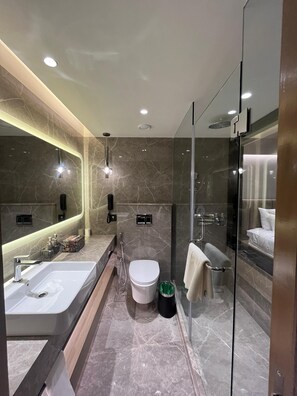 Phòng Superior, 1 giường cỡ king | Phòng tắm | Vòi sen/bồn tắm kết hợp, đồ dùng nhà tắm miễn phí, máy sấy tóc 