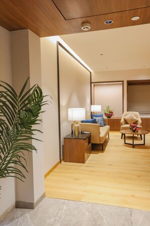 Premium Suite | Living area | 32-inch LCD TV with satellite channels, TV