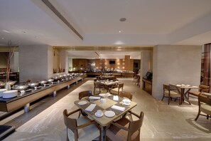 2 restaurants, breakfast served