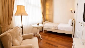 Suite Keluarga, 2 kamar tidur | Seprai premium, brankas, meja kerja, dan kedap suara