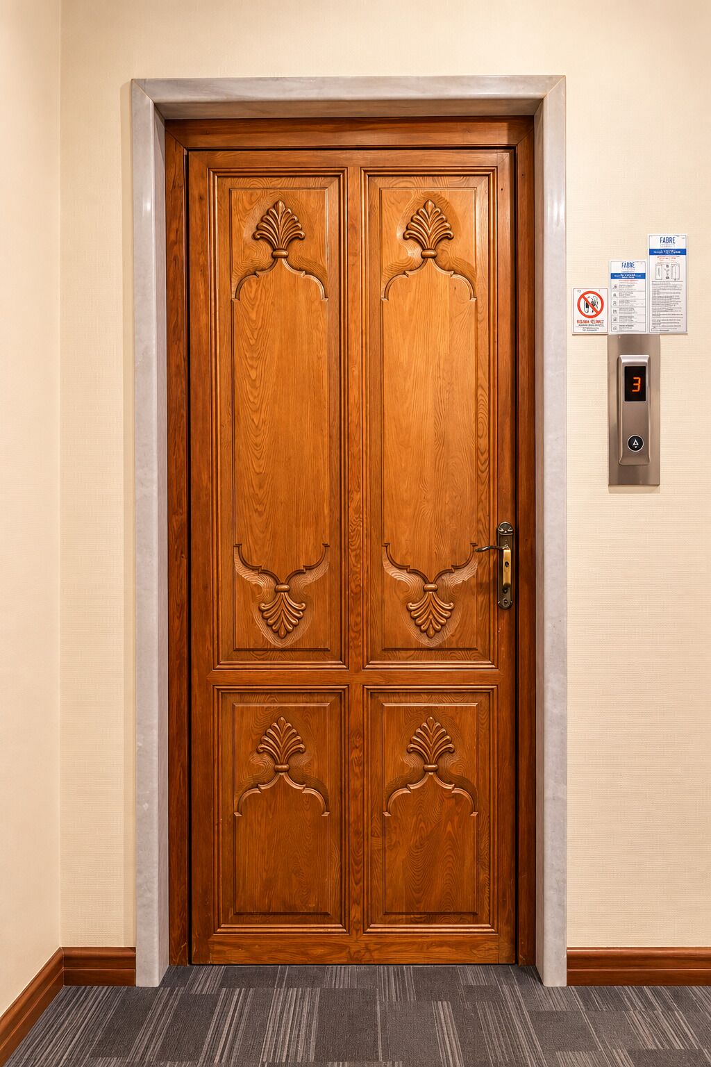 Eine hölzerne Doppeltür mit dekorativen Verzierungen und einem digitalen Aufzugsteuerungspanel mit der Anzeige '3'.