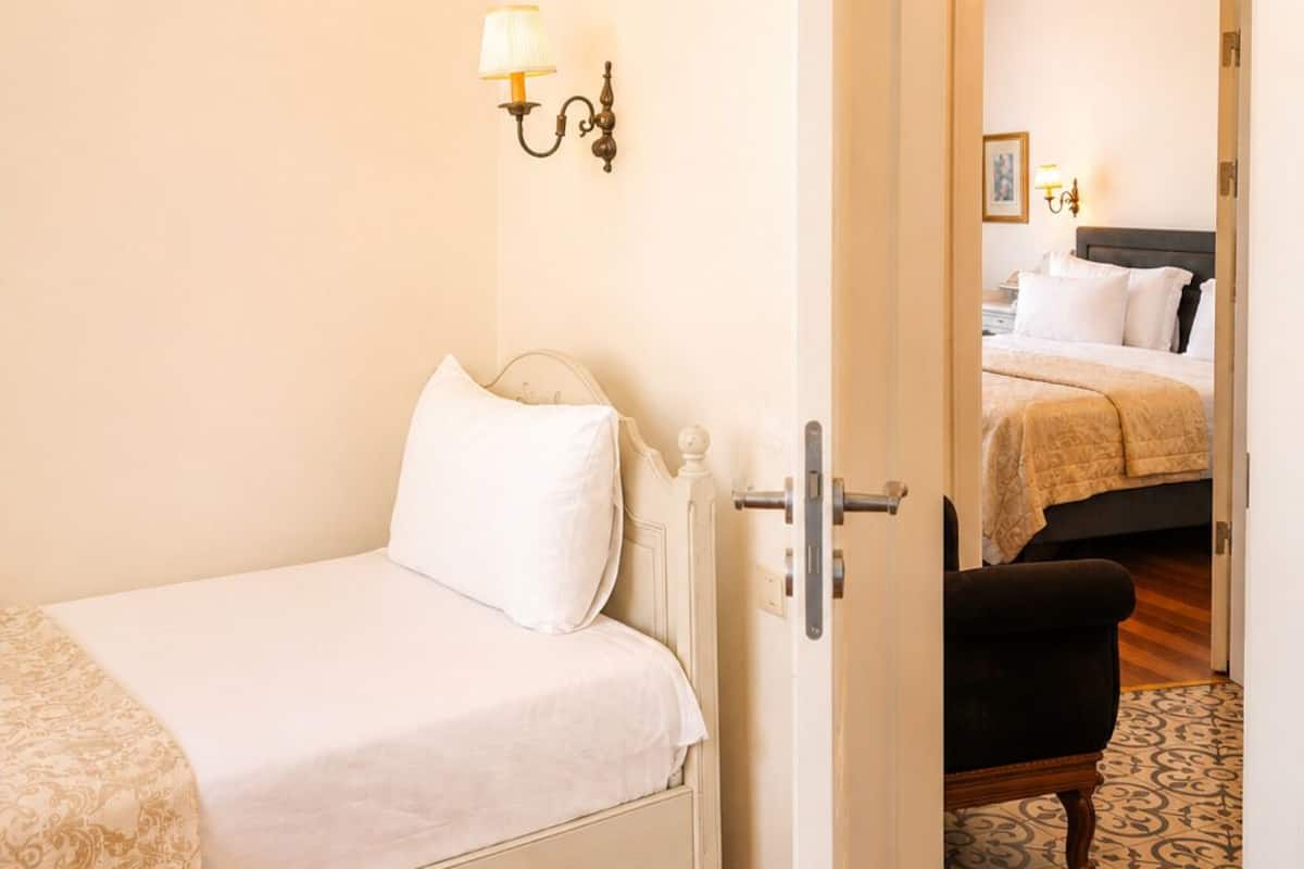 Suite familiar, 2 habitaciones | Ropa de cama de alta calidad y caja de seguridad en la habitación