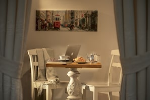 Cofres nos quartos, individualmente decorados, escrivaninha