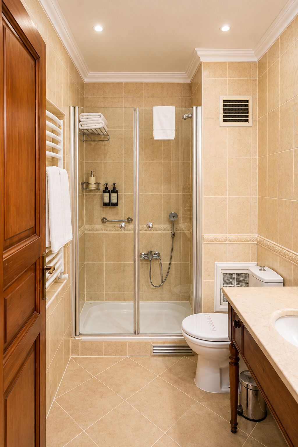 Un baño con ducha de vidrio, inodoro y lavabo.