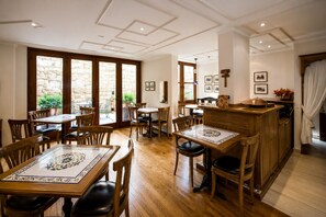 Free daily buffet breakfast - Hotel Sari Konak (Istanbul)