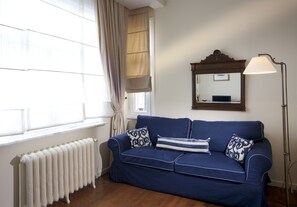 24-inch LCD TV with cable channels, TV - Hotel Sari Konak (Istanbul)