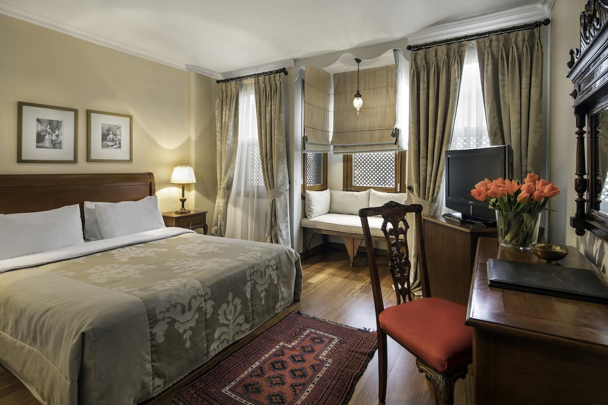 Deluxe Double Room | In-room safe, individually decorated, desk, soundproofing