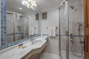 Economy Twin Room | ห้องน้ำ | ฝักบัว, ของใช้ในห้องน้ำฟรี, ไดร์เป่าผม, รองเท้าสวมภายในห้อง