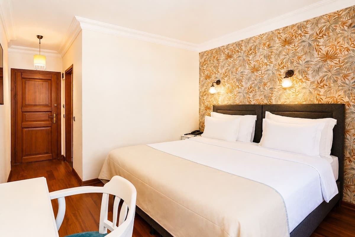 Habitación superior con 1 cama matrimonial o 2 individuales | Ropa de cama de alta calidad y caja de seguridad en la habitación