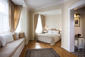 In-room safe, individually decorated, desk, soundproofing - Hotel Sari Konak (Istanbul)