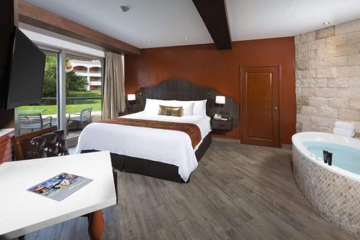 Premium bedding, in-room safe, blackout drapes, iron/ironing board