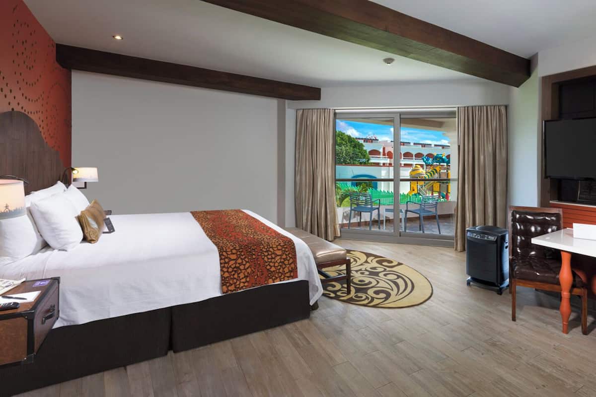 Deluxe Room, 1 King Bed | Premium bedding, in-room safe, blackout curtains, iron/ironing board