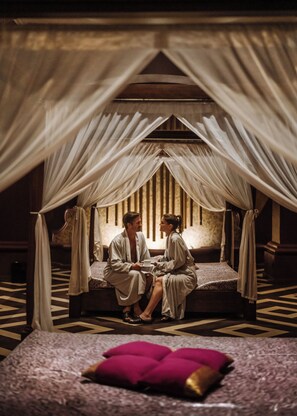 Couples treatment rooms, sauna, hot tub, steam room, hot springs