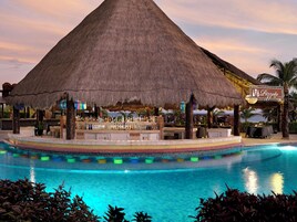 Bar junto a la piscina
