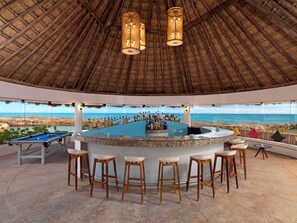 7 bares, bar en la piscina, bar junto a la piscina