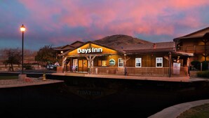 A Days Inn with a wooden facade, a covered porch, and a signboard. - Days Inn by Wyndham Lebec (Lebec)