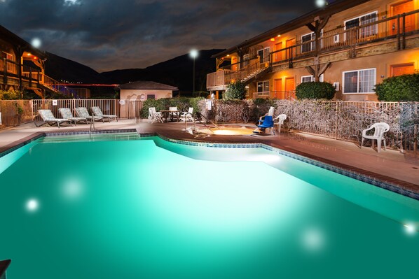 حمّام سباحة خارجي موسمي، مقاعد للتشمس