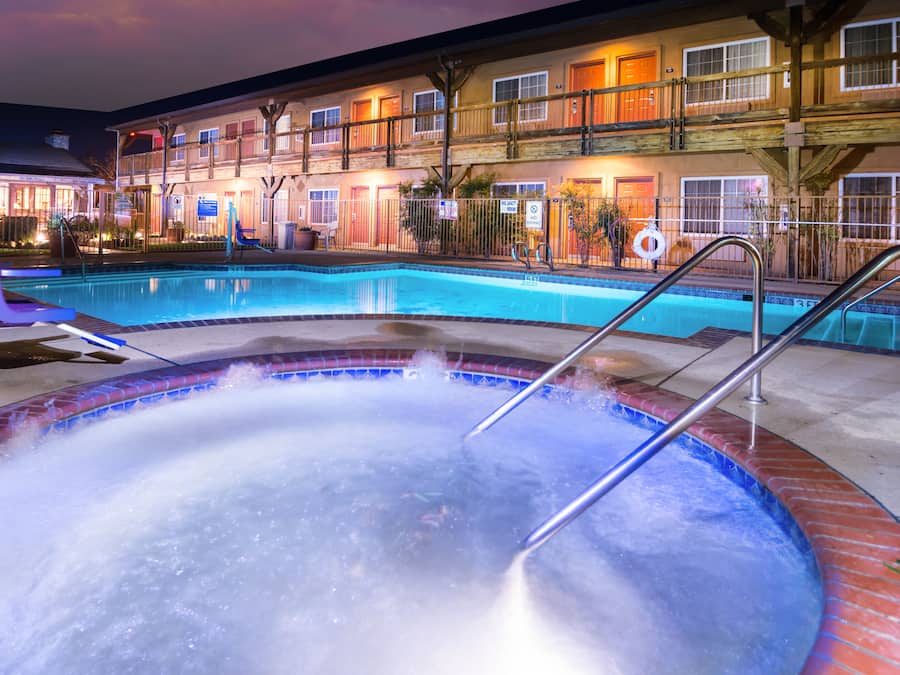 Tina de hidromasaje al aire libre