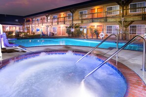 Outdoor spa tub - Days Inn by Wyndham Lebec (Lebec)