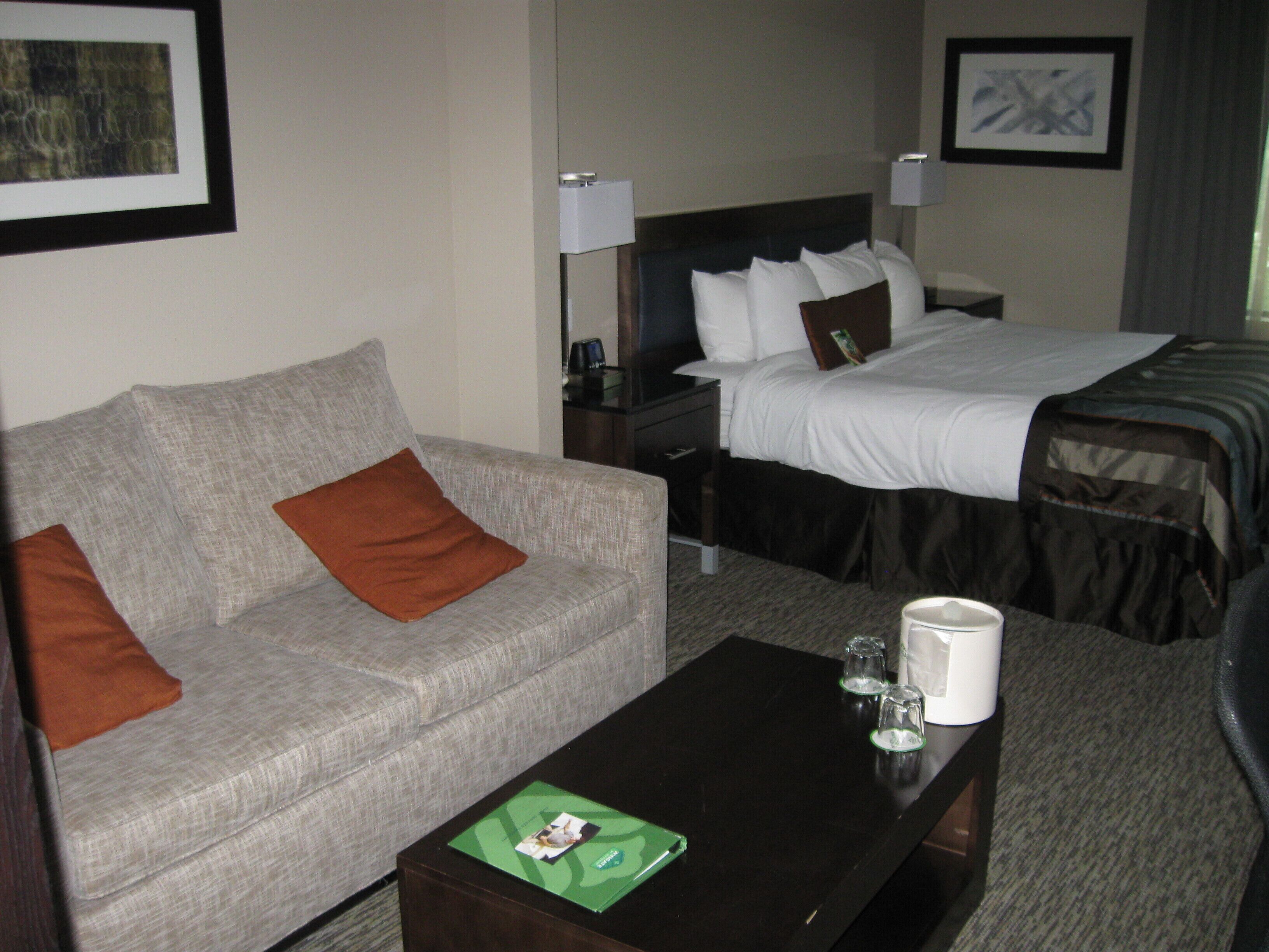 standard room, 1 king bed | in-room safe, desk, blackout curtains, soundproofing