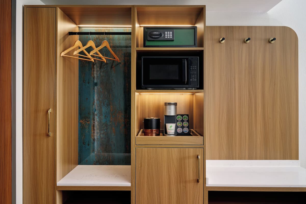 Escritorio y espacio para trabajar con laptop