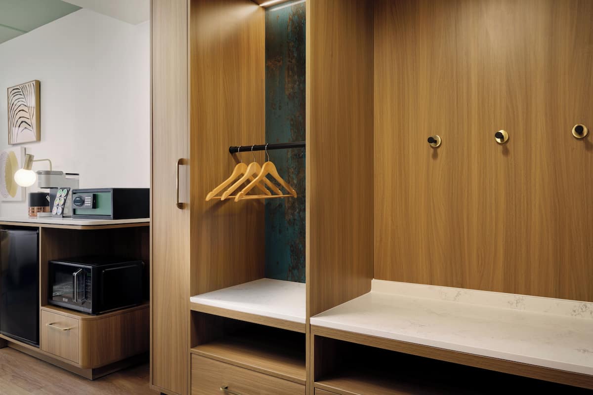 Escritorio y espacio para trabajar con laptop