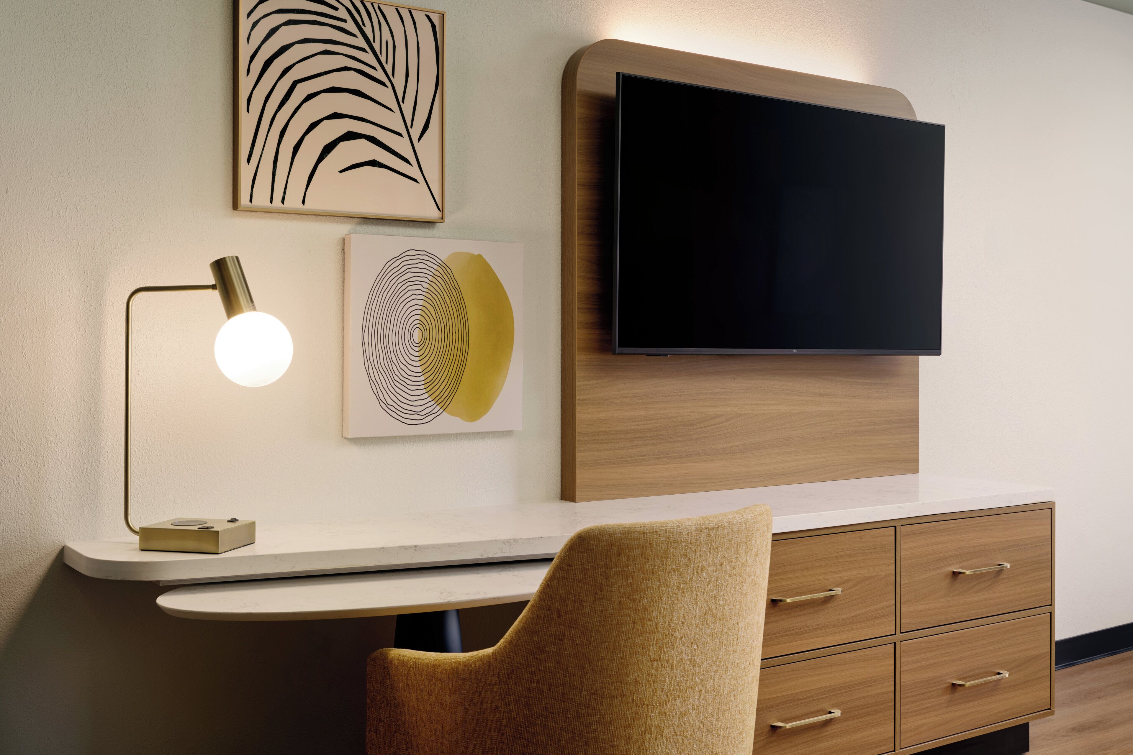 Escritorio y espacio para trabajar con laptop 