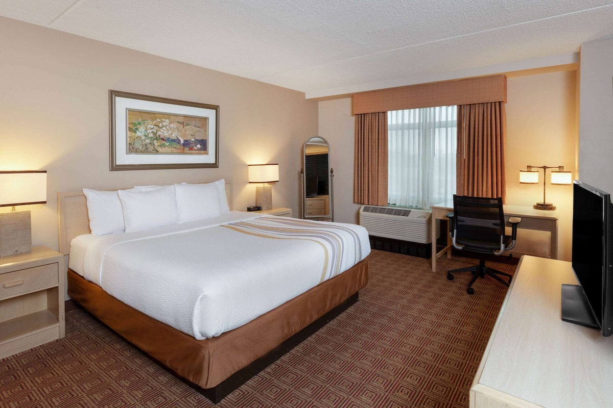 Deluxe Studio Suite, 1 King Bed, Accessible, Non Smoking (Mobility, Family) | Premium bedding, desk, blackout drapes, iron/ironing board