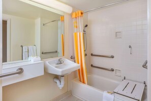 Combined shower/tub, free toiletries, hair dryer, towels - La Quinta Inn & Suites by Wyndham Garden City (Garden City)