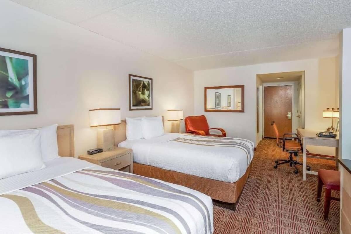 Roupas de cama premium, escrivaninha, cortinas blackout