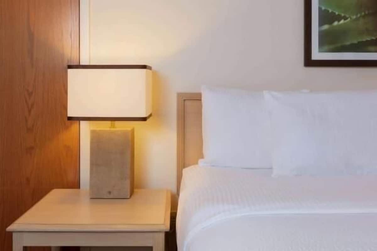 Roupas de cama premium, escrivaninha, cortinas blackout